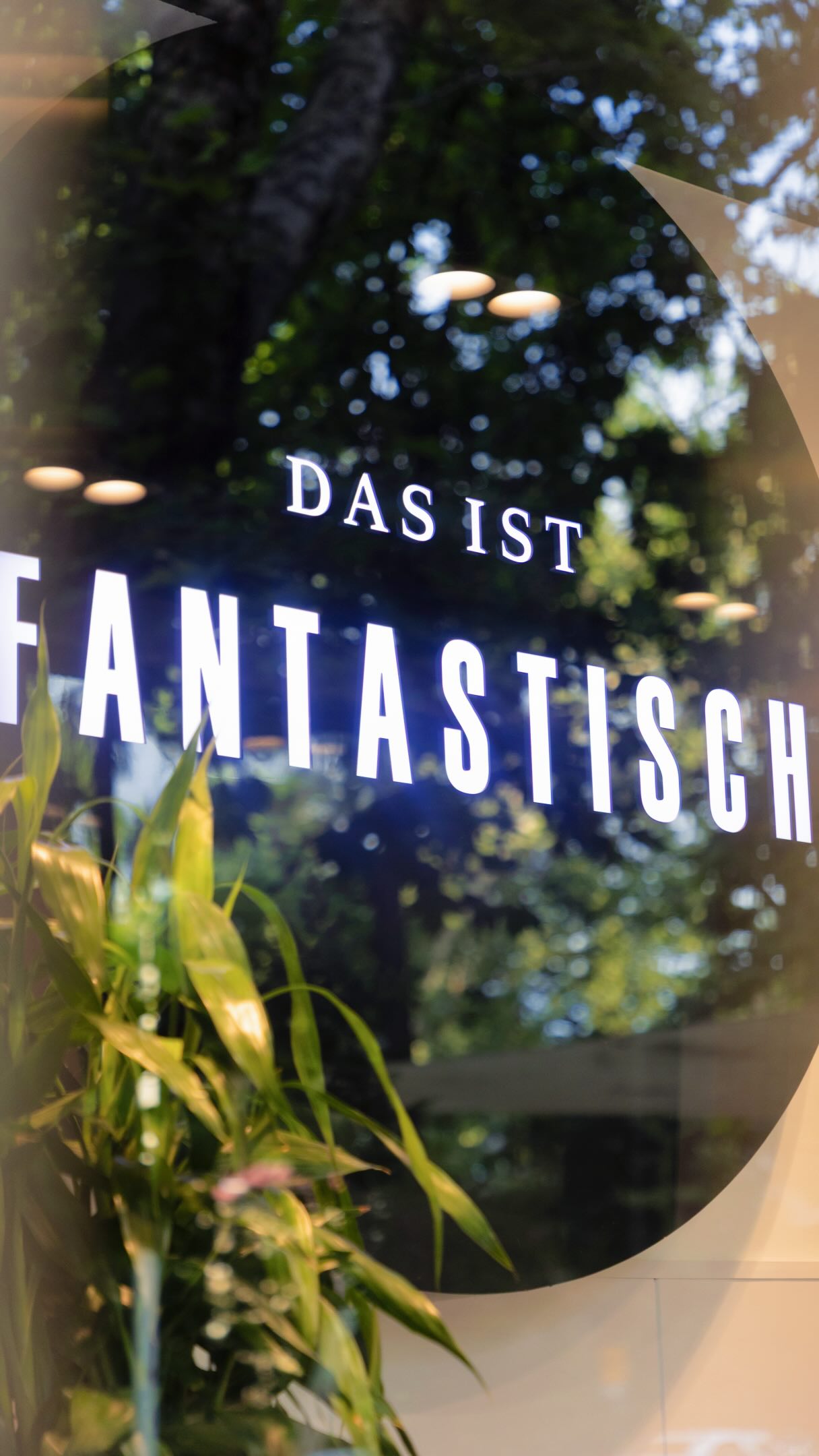 Неоновая надпись Das ist fantastisch на витрине DÖNERGY