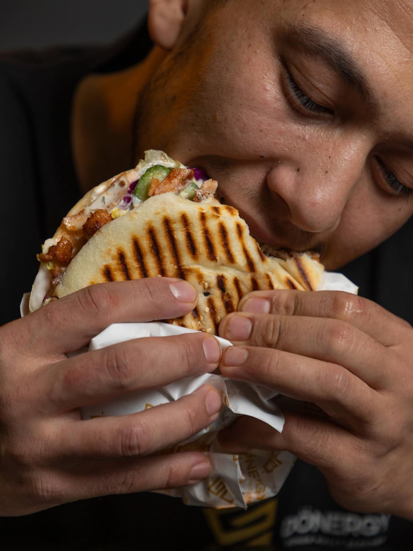 Гость ест Panini Döner